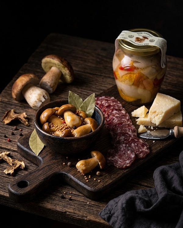 Platou premium cu mezeluri de vânat, brânzeturi maturate și pitoance marinate.