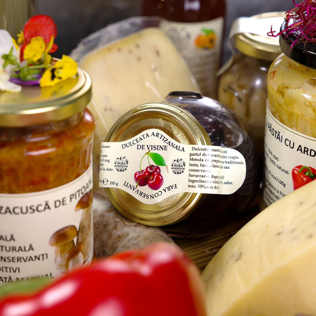 Borcan cu păstăi de ardei roșu natur fără oțet lângă o farfurie cu mâncare dietetică — opțiune blândă pentru gastrită, doar 35 kcal/100g