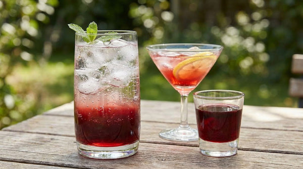 Pahare cu cocktailuri roșii și limonadă cu sirop de vișine HORA concentrat — Manhattan, Old Fashioned, deserturi de vară