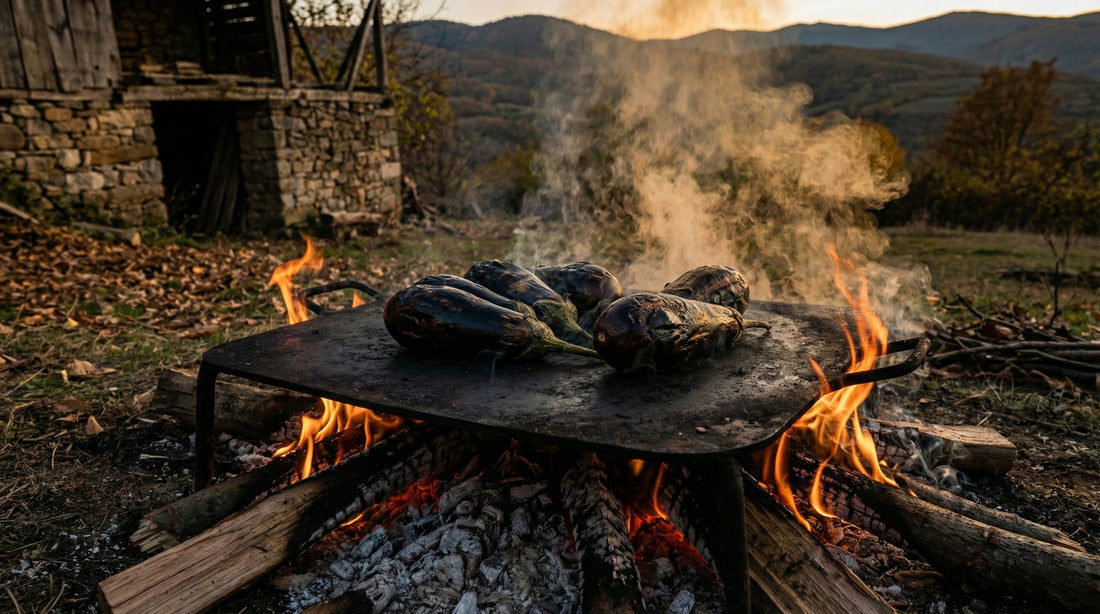 Vinete coapte pe plită la foc de lemne, atmosferă de toamnă în gospodărie tradițională