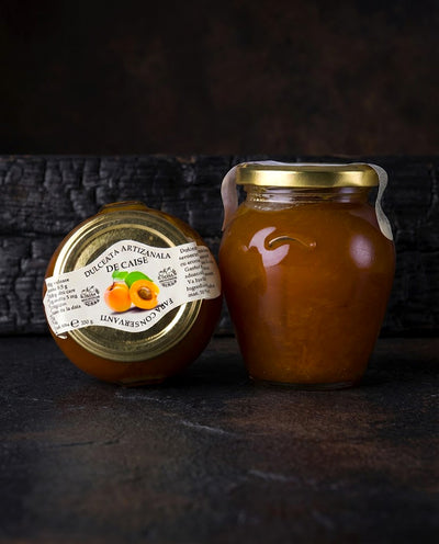 Borcan cu dulceață de caise artizanală 70% fruct — bucăți de fruct portocaliu în sirop dulce, 350g