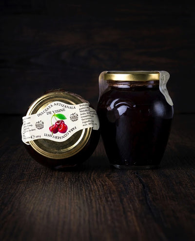 Borcan cu dulceață de vișine artizanală 70% fruct — bucăți întregi de fruct în sirop roșu rubiniu