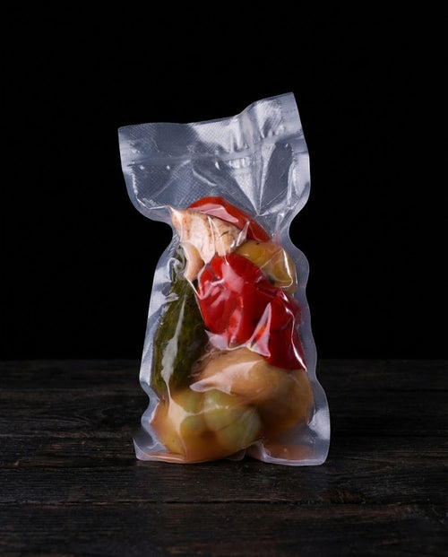 Borcan cu murături asortate crocante — castraveți verzi, gogoșari roșii, conopidă albă, vidate fără apă, 500g