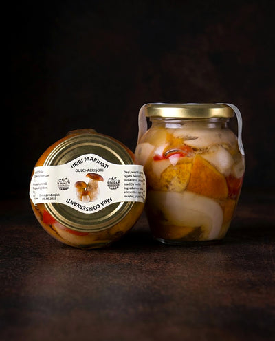 Borcan cu pitoance (hribi) marinate dulce-acrișor — bucăți întregi de hribi sălbatici în lichid translucid