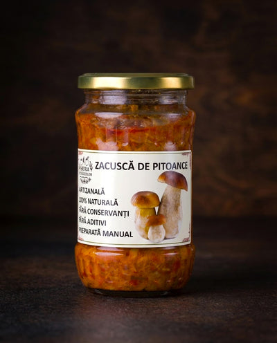 Borcan cu zacuscă de pitoance (hribi sălbatici) gătită la ceaun — pastă densă maro-roșcată cu bucăți de hribi vizibili